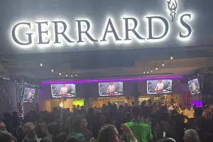 Χαμός στην Gerrard's Kitchen Bar