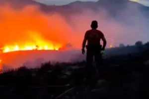 Καίει σε τρία μέτωπα η φωτιά στην Εύβοια...