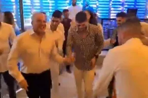 Χορός με παίκτες στο γάμο της Φυτούλας! (βίντεο)