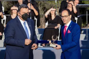 Η ΔΟΑ τίμησε την ΕΟΑΚ στην Πνύκα με το βραβείο «Αθήνα»