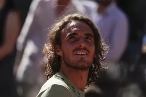 Τσιτσιπάς: "Χτενίζω 20 λεπτά την ημέρα τα μαλλιά μου"