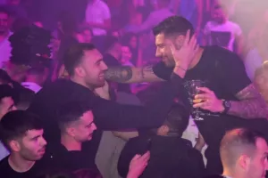 Ολυμπιακός: Οι αγκαλιές του Μιλουτίνοφ με τους «ερυθρόλευκους» στα μπουζούκια