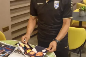 Ο “Πλατινί” με τον κόουτς του Κοσόβου (φώτος)