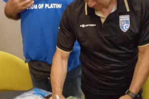 Ο “Πλατινί” με τον κόουτς του Κοσόβου (φώτος)