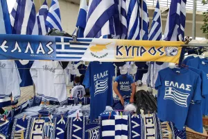 "Δεσπόζει" το κασκόλ "Ελλάς - Κύπρος" - "Αδέρφια!" (βίντεο)