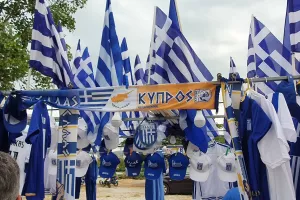 "Δεσπόζει" το κασκόλ "Ελλάς - Κύπρος" - "Αδέρφια!" (βίντεο)