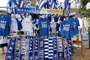 "Δεσπόζει" το κασκόλ "Ελλάς - Κύπρος" - "Αδέρφια!" (βίντεο)