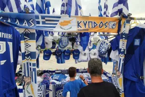 "Δεσπόζει" το κασκόλ "Ελλάς - Κύπρος" - "Αδέρφια!" (βίντεο)