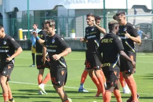 ΦΩΤΟΣ/ΑΠΟΕΛ: Το ζέσταμα πριν την σέντρα 