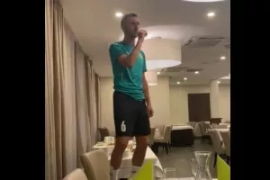 To... "έριξε" στο τραγούδι (βίντεο)