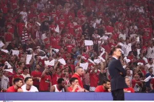 Λευκές πετσέτες και συνθήματα για Γιαννακόπουλο