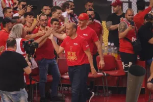 Με μπλουζάκια για τον Πρίντεζη το σήκωσαν οι παίκτες του Ολυμπιακού!