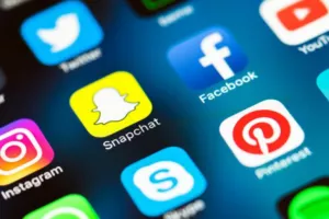 Στο... μικροσκόπιο τα social media των νέων