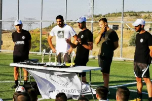 Τελευταία προπόνηση με... επισκέψεις και βραβεύσεις (φώτος)