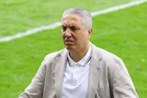 Έφυγε; (Στην ώρα τους όλα)