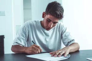 Επαγγελματικό συμβόλαιο σε Μάριο Αυγουστή και Όλιβερ Μάικλ Ρόμπινσον