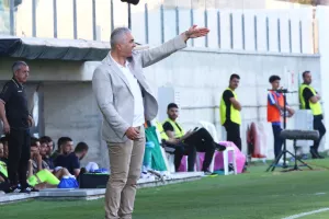 Με καλοκαιρινό... κοστούμι ο Κωστένογλου
