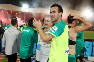Μένει/Φεύγει;