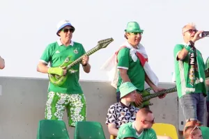 Στην κερκίδα με κιθάρες!