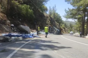 Ανατράπηκε και σύρθηκε φορτηγό - Έκλεισε ο δρόμος