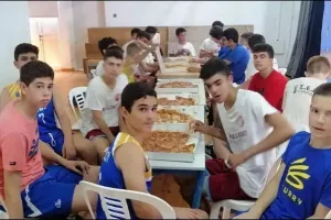 Έδειξαν... επίπεδο οι μικροί/ Έφαγαν μαζί νικητές και ηττημένοι!
