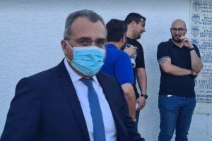 Με μάσκα... ο Υπουργός!