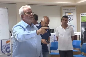 "Ο κόσμος δεν ακούει τι του λένε/Δεν έχουμε αντιπάλους, είμαστε εδώ για ένα σκοπό"