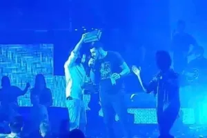 Ο Πρίντεζης τραγούδησε: "Περαία μου με τον Σαρωνικό σου" στα μπουζούκια! (Βίντεο)