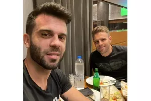 Στην Ελλάδα... για υπογραφές!