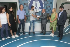 Παράδοση επιταγής στον Χρίστο Δημητρίου από τον ΚΟΑ