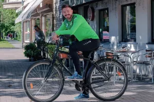 ΦΩΤΟΣ / Bραδινή ποδηλασία στη Λετονία 