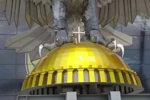 AEK: Τοποθετήθηκε και ο σταυρός στον ατσάλινο αετό