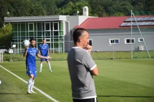 Αρχή με νίκη, με Φαράζ και Εγγλέζου (φώτος)