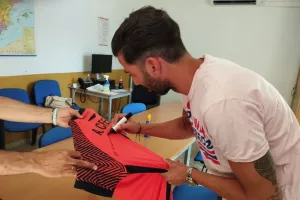 Έδωσε φανέλα ο Κρέσπο