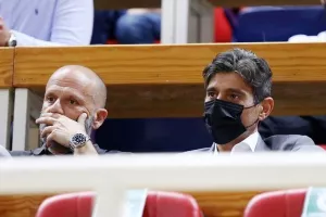 Υβριστικά συνθήματα κατά Γιαννακόπουλου, έπαιζε ο ύμνος από «πάνω» τους!