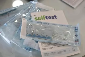 Με το ένα πωλούν self test τα φαρμακεία - Εξαφανίστηκαν τα πακέτα
