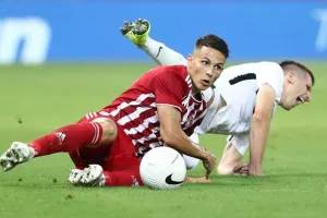 «Κατήγγειλε τον Ολυμπιακό σε FIFA και UEFA για εργασιακό μπούλινγκ»