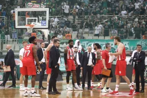  Ένταση στο ΟΑΚΑ, έπεσαν νερά στον πάγκο των ερυθρόλευκων