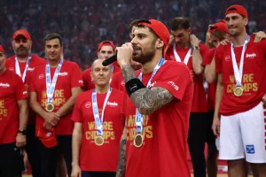 Το "Γιώργο, ψυχάρα, Ολυμπιακάρα" , η αποθέωση και η ομιλία του αρχηγού