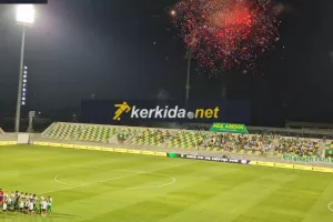 Eίσοδος με... ατμόσφαιρα και πυροτεχνήματα (φώτος/βίντεο)