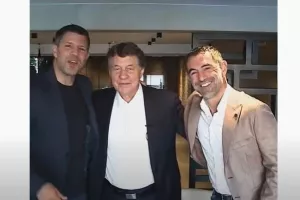 O Ρεχάγκελ τραγουδάει... «Χρόνια πολλά» στην Ελλάδα! (βίντεο)