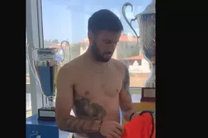 Έβαλε... φανέλα ΑΠΟΕΛ (βίντεο)