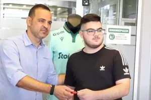 Ομόνοια: Παρέλαβε το... μηχανάκι του ο νικητής (βίντεο)