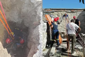 Γυναίκα έπεσε σε λάκκο μετά από υποχώρηση εδάφους (φώτος)