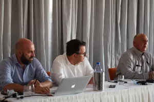 Ανανέωση... εντολής για τα επόμενα 2 χρόνια (φώτος)