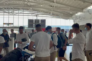 ΦΩΤΟΣ/Η άφιξη της αποστολής της ΑΕΚ στο αεροδρόμιο