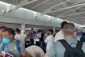 ΦΩΤΟΣ/Η άφιξη της αποστολής της ΑΕΚ στο αεροδρόμιο