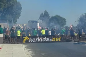 Χαμός στην άφιξη της ΑΕΚ! 