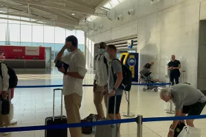 ΦΩΤΟΣ/Η άφιξη της αποστολής της ΑΕΚ στο αεροδρόμιο