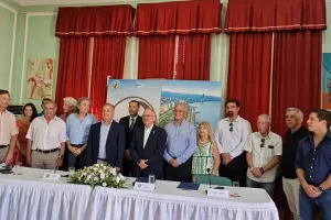 Έπεσαν... οι υπογραφές (φώτος)